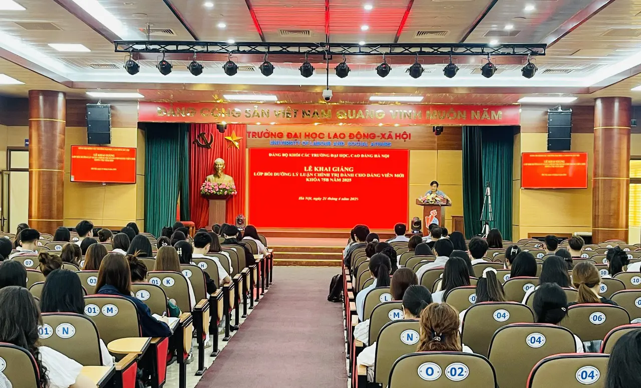 Trường Đại học Lao động - Xã hội khai giảng lớp Bồi dưỡng lý luận chính trị dành cho đảng viên mới khóa 75B